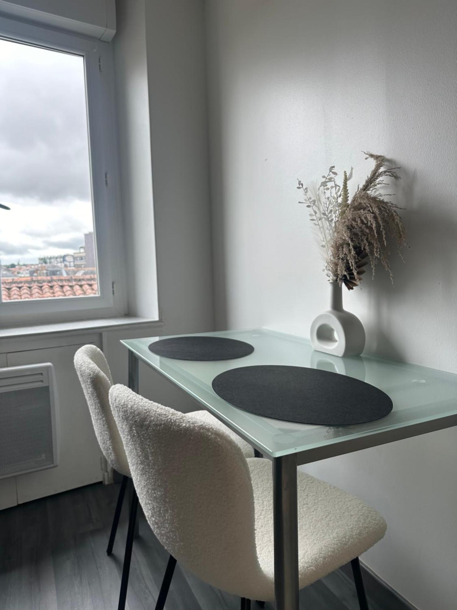 Appartement Cosy En Centre Ville Cholet Exterior foto